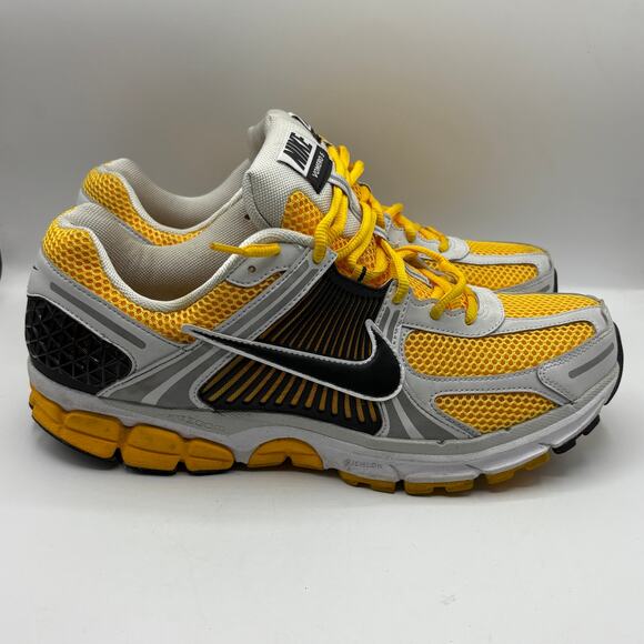 NIKE Zoom Vomero 5 Photon Dust University Gold Black Yellow Sz 11.5 main image 9